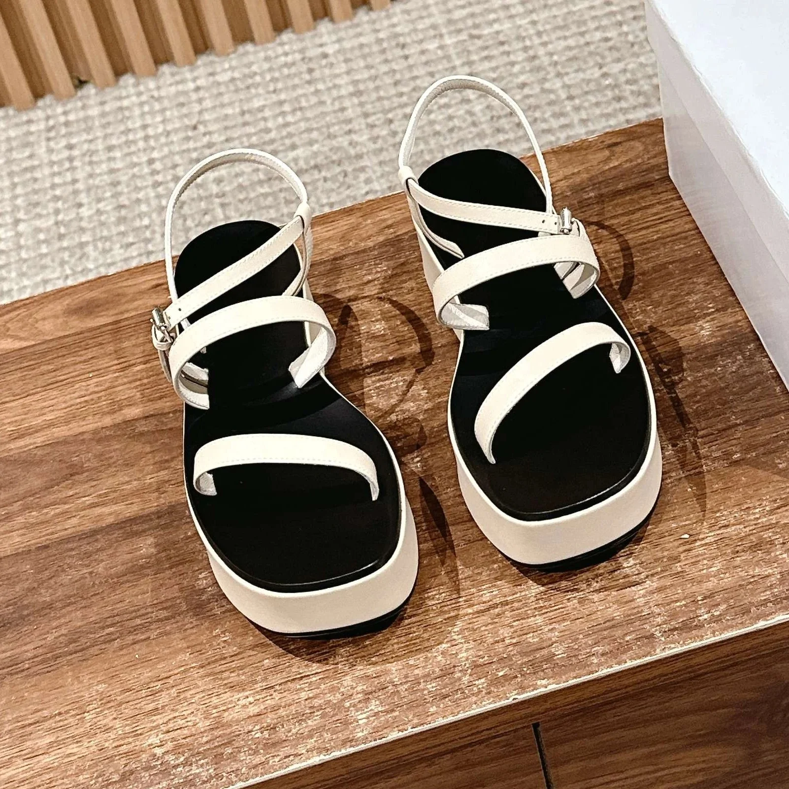 2025 FANGXITING أحدث الصيف جلد طبيعي المفتوحة تو سميكة وحيد مشبك حزام صناديل للنساء صنادل طراز جلاديتور أحذية مصعد