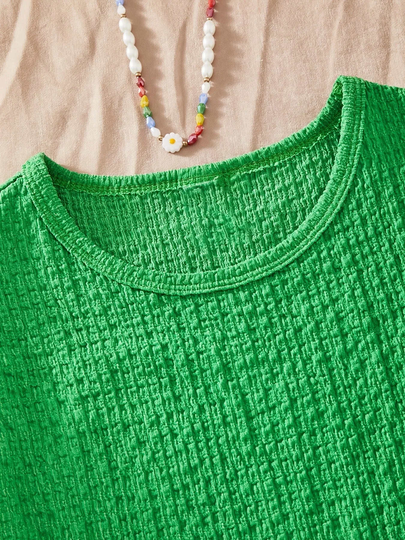 2-teiliges Sommer-Outfit-Set für Mädchen, grünes Crop-Top mit Rüschenärmeln und weitem Bein und Hose mit tropischem Pflanzen- und Vogelmuster – Detail 5