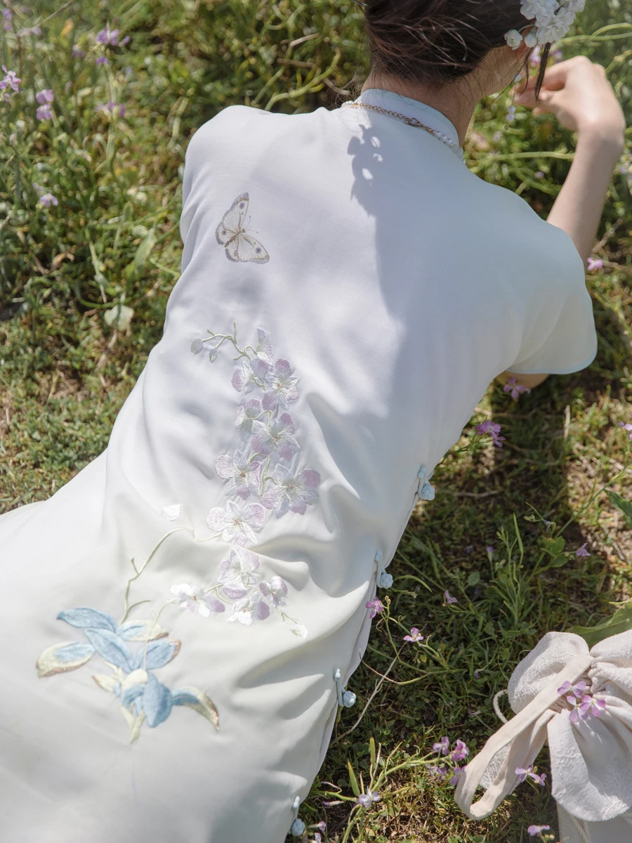 Cheognsam tradizionale cinese il vento è pieno di eccitazione e la Phalaenopsis cheongsam ricamato un abito lungo per le donne.