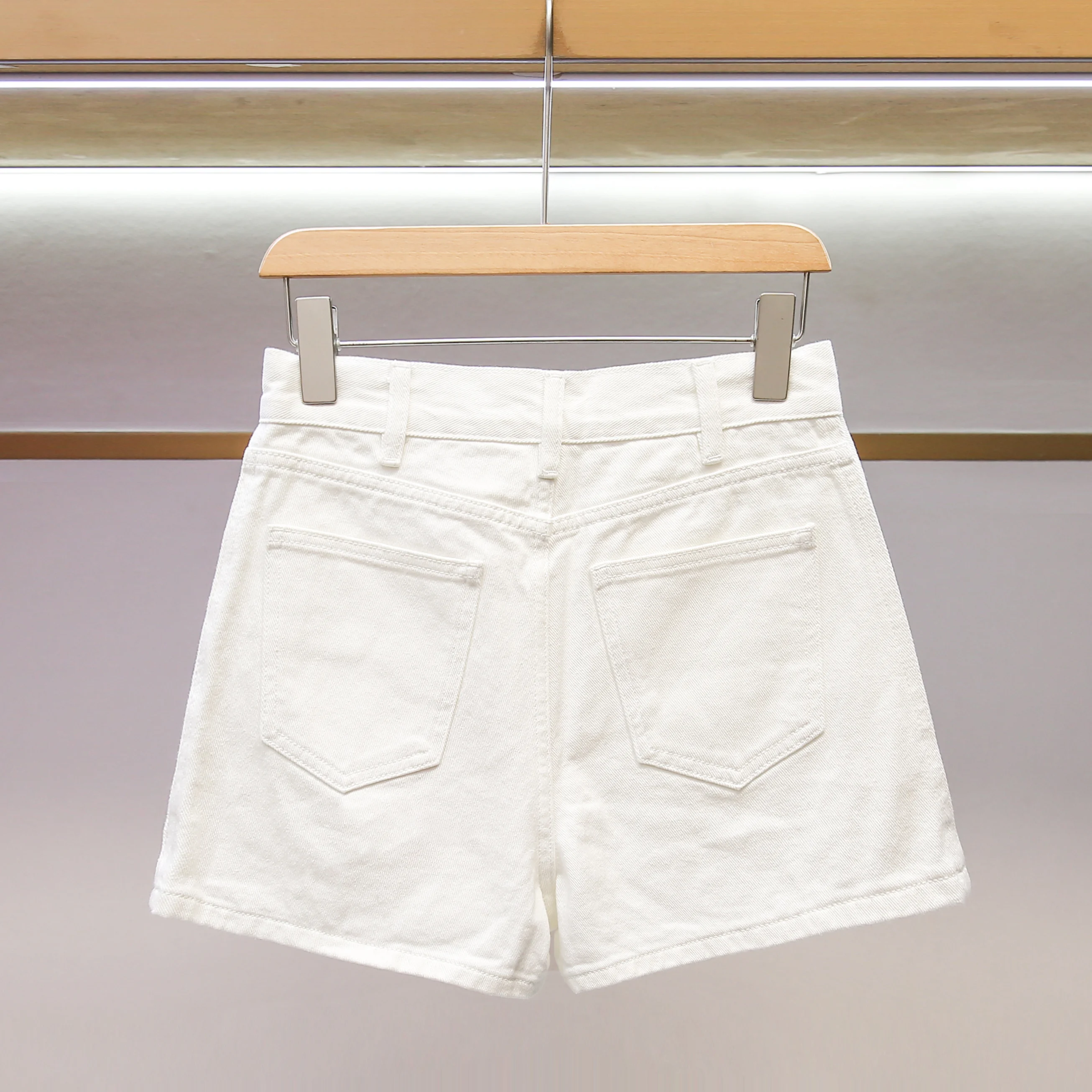 

Белые джинсовые орты с высокой талией, повседневная женская осенняя коллекция с застежкой-молнией и деталями South Oil