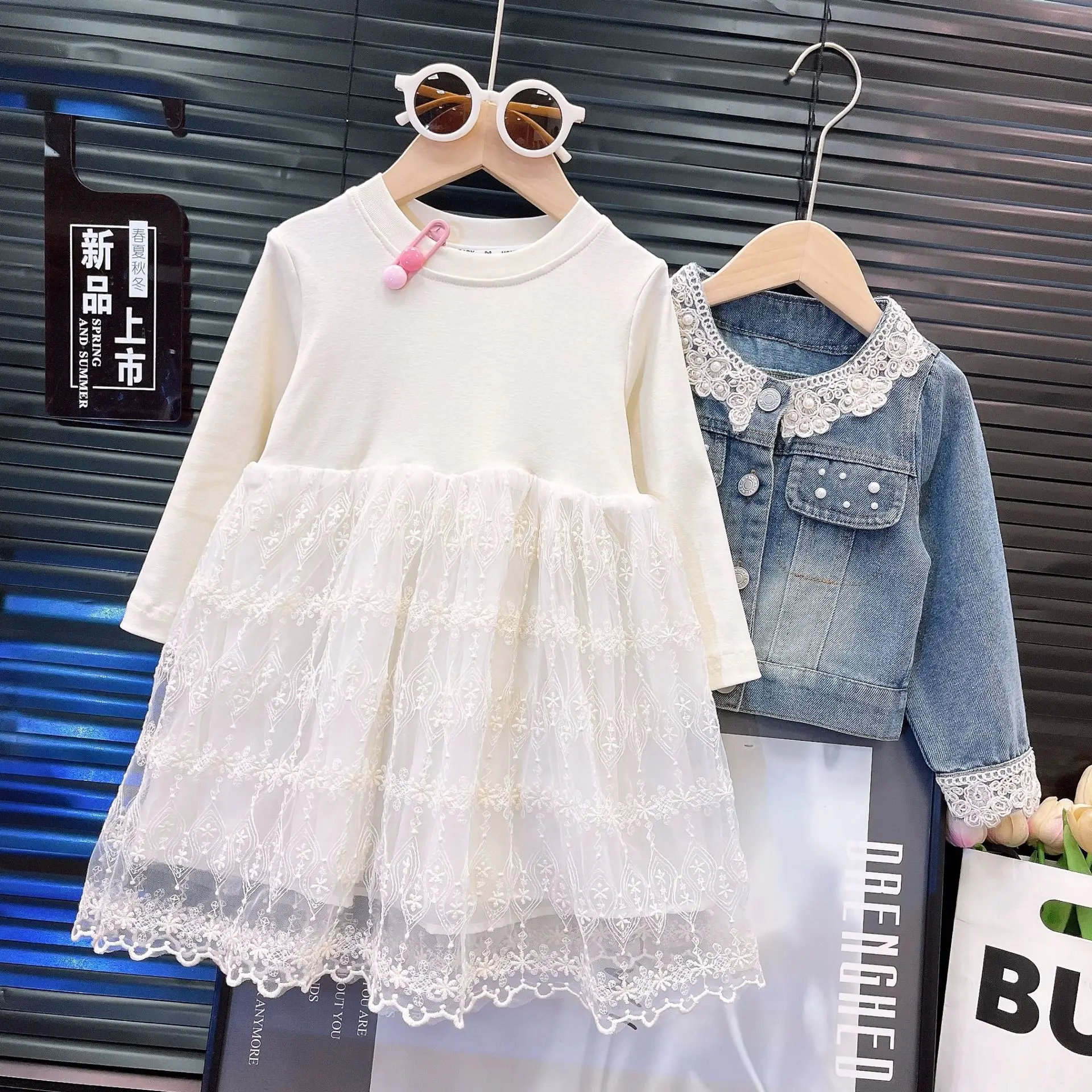 Mädchen-Spitzenkleid & Jeansjacken-Set – 2-teiliges Prinzessinnen-Outfit mit Rüschendetails, Lässige Kinderkleidung, Kleider für Mädchen – Detail 7