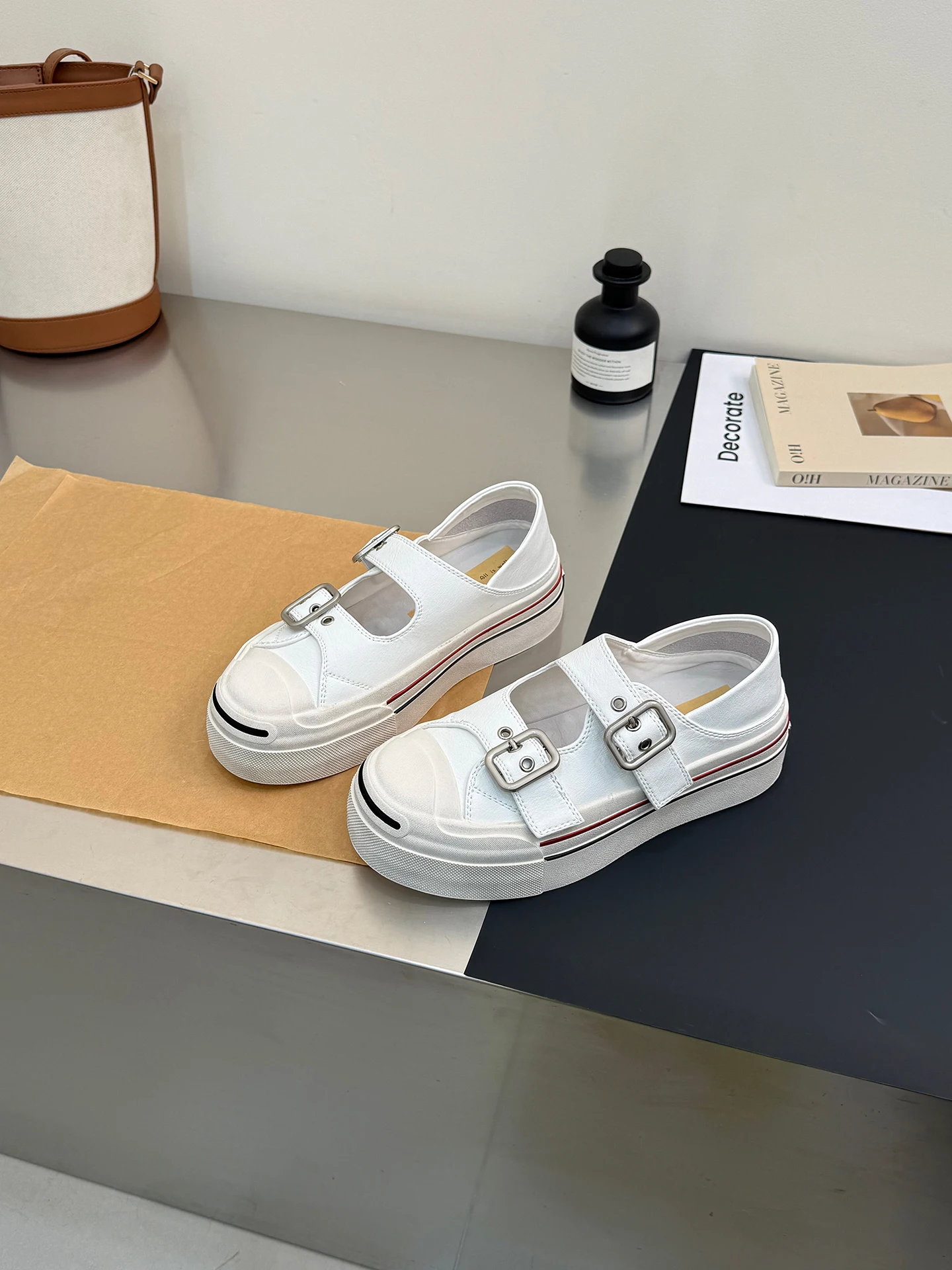 zapatillas-casuales-de-mujer-con-suela-gruesa-y-hebilla-de-cuero-estilo-mary-jane-blancas-con-punta-redonda-efecto-desgas