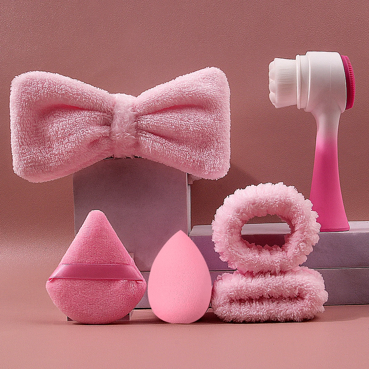 4 قطع ربطة شعر ناعمة، حزام معصم، مجموعة تنظيف فرشاة الوجه + قطعتان من إسفنجة البيض المثلثة الجافة والرطبة ذات الأغراض المزدوجة