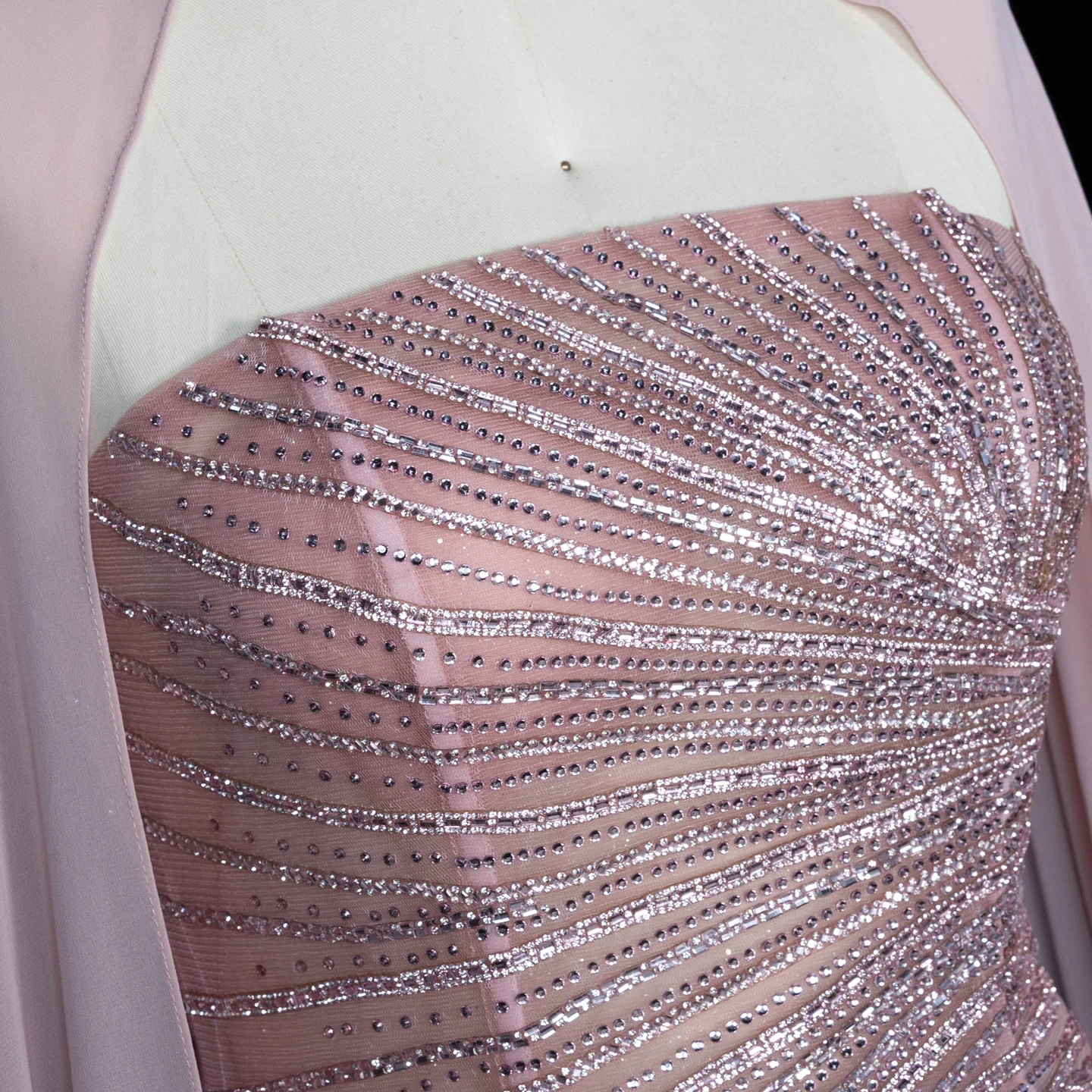 Sharon Said Luxuriöses lila Abendkleid, trägerlos, mit Kristallperlen, langer Chiffonumhang, Meerjungfrauen-Schnitt, formelles Abendkleid für besondere Anlässe, SS112 Custo – Detail 26