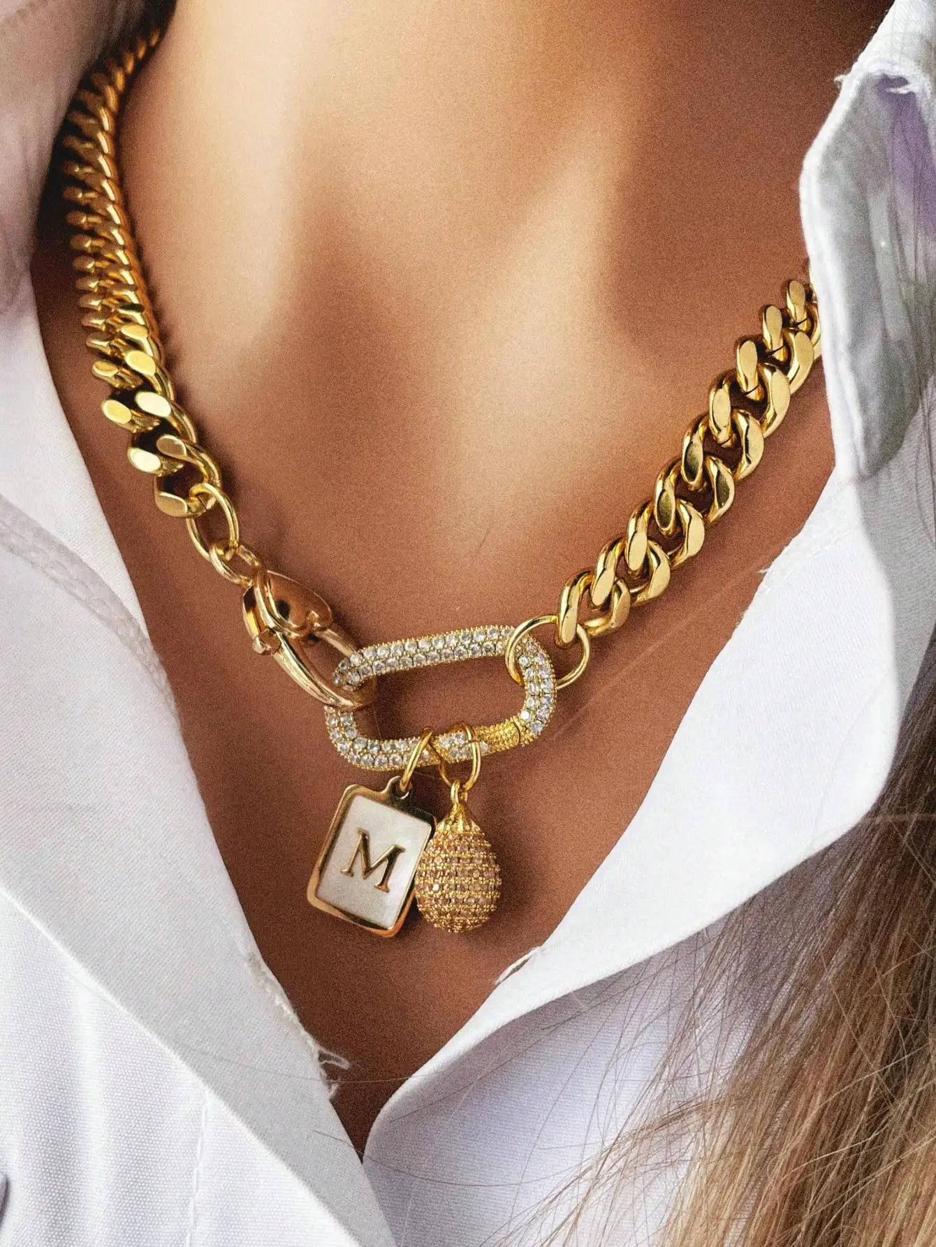 

Массивное золотистое ожерелье-карабин с подвеской из фианитов и подвеской с инициалом