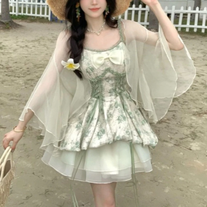 Sommerliche, elegante Damenkleider, schickes, leichtes Chiffonkleid, zarte Prinzessinnen-Schleife, Sonnenschutz-Cardigan, Urlaubs- und Strandoutfit