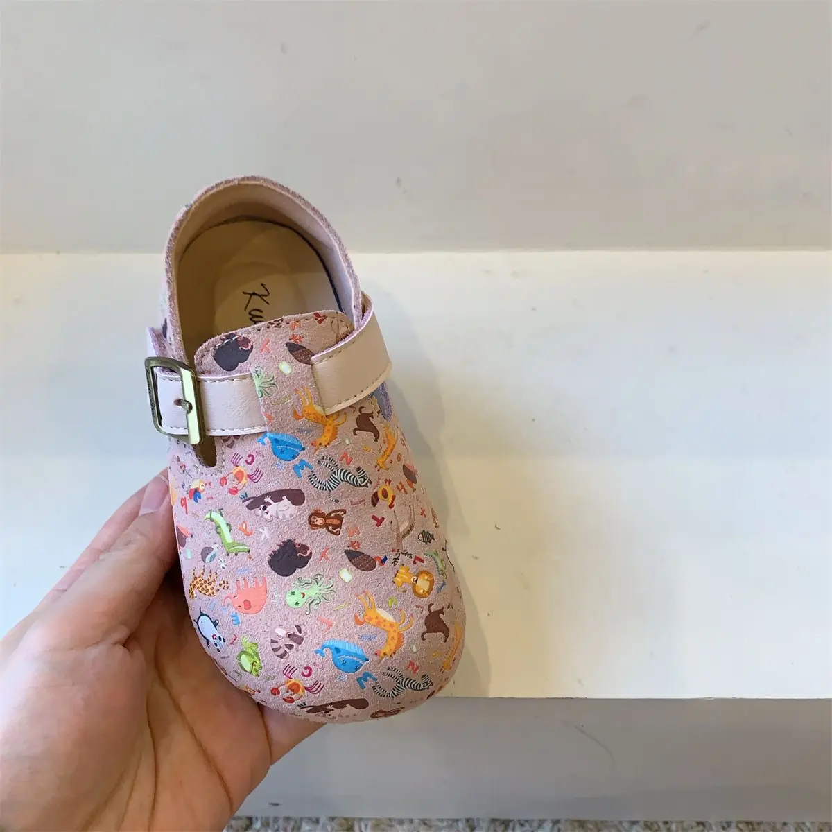 Zapatos planos informales de piel esmerilada para niños y niñas, zapatillas Boken con dibujos animados, punta redonda, suela suave, 2024