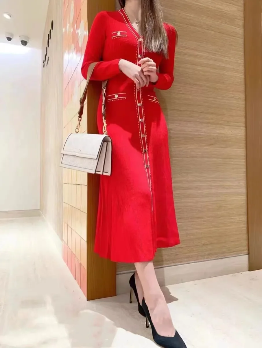 

Long sleeved dress V-neck red with contrasting buttocks and knitted Early autumn 2024 women's clothes Buttons have letters