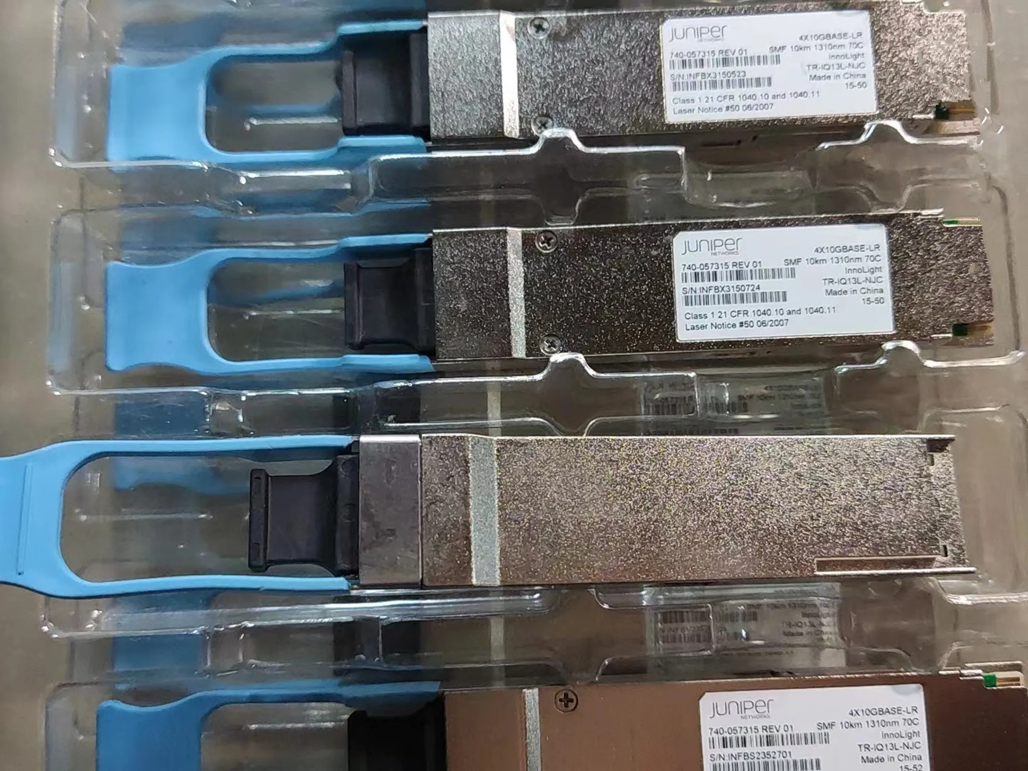 جونيبر QSFP 40GB 10KM LR الألياف الضوئية 740-054050 QSFPP-4X10GE-LR IPU3A8KHAB SMF 10KM 1310NM MPO واجهة 40g جهاز الإرسال والاستقبال