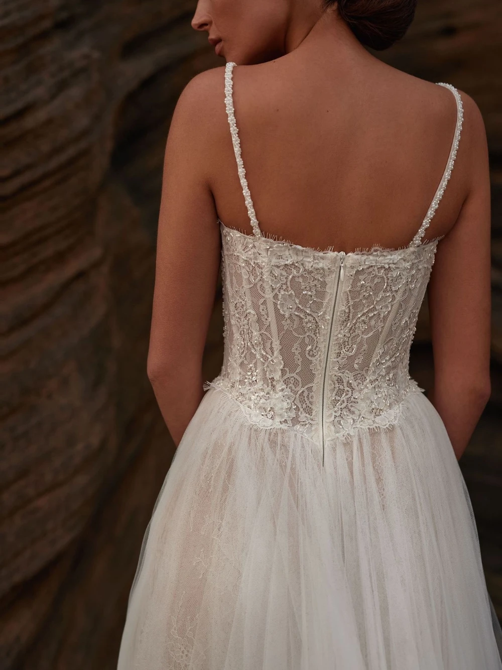 エレガントなシアーボヘミアンウェディングドレス、美しいレースのプラスサイズブライダルドレス、カスタムメイド、魅力的な細いストラップとパールのエーテル風ウェア