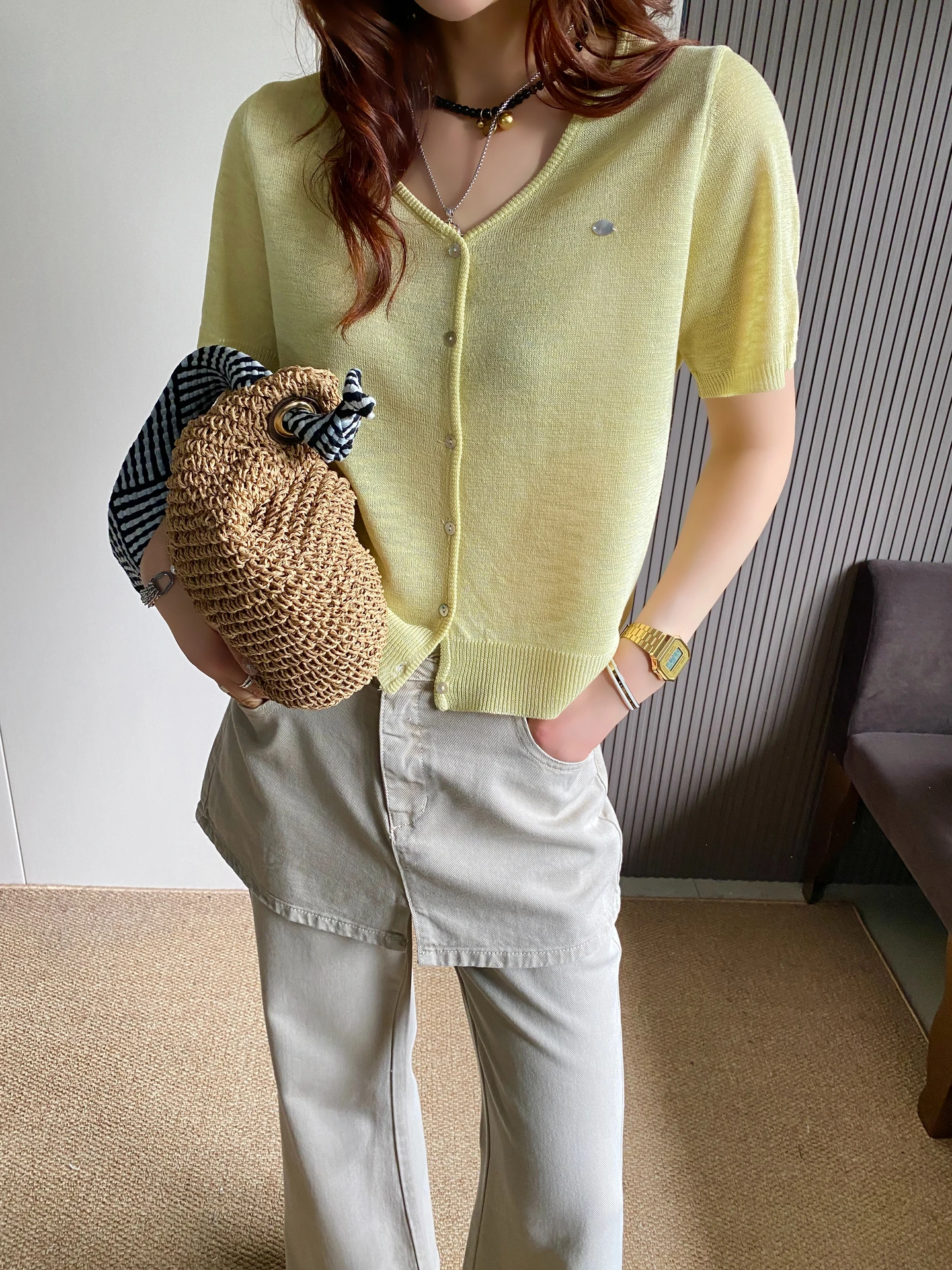 

Новинка лета: Женский укороченный кардиган из ледяного шелка с V-образным вырезом, коротким рукавом, вязаный, тонкий, приталенный, в стиле люкс, свободного кроя