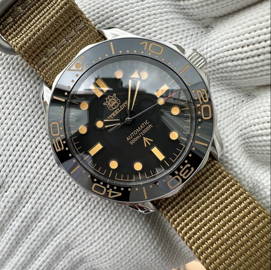 STEELDIVE Men Automatic Watch 42mm Mechanical Wristwatch Diver 300M Waterproof C3 Luminous Sapphire Mirror NH35 Ceramic Bezel