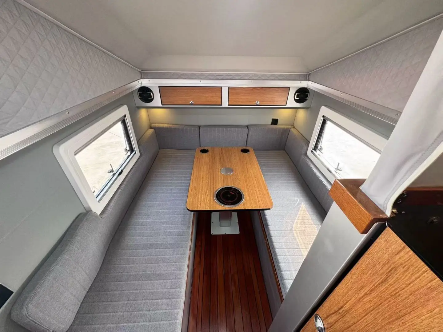 Custom Design Modern Luxury Trailer Rv Caravan Motor Movable Camper Home Thetford Kitchen Aluminum Construction Dual Axles