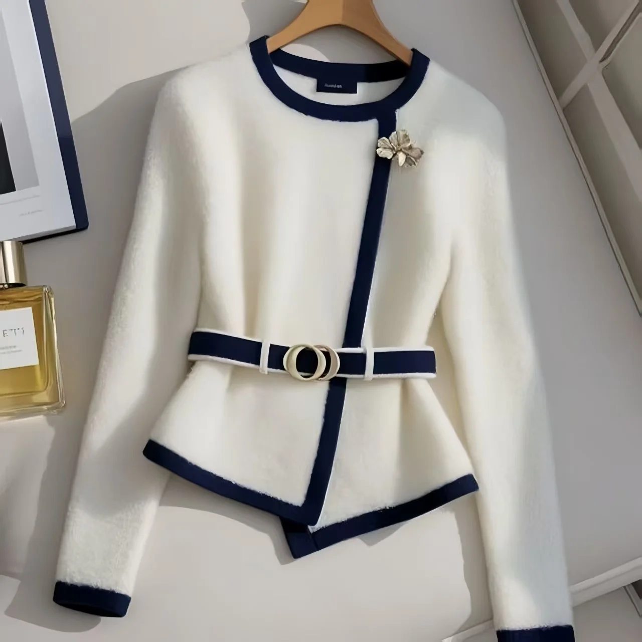 คุณภาพสูงแฟชั่นการออกแบบเสื้อแจ็คเก็ตผู้หญิงฤดูใบไม้ร่วงฤดูหนาวหนาแขนยาว Contrast สีไม่สม่ําเสมอ Elegant Coat Top กับเข็มขัด