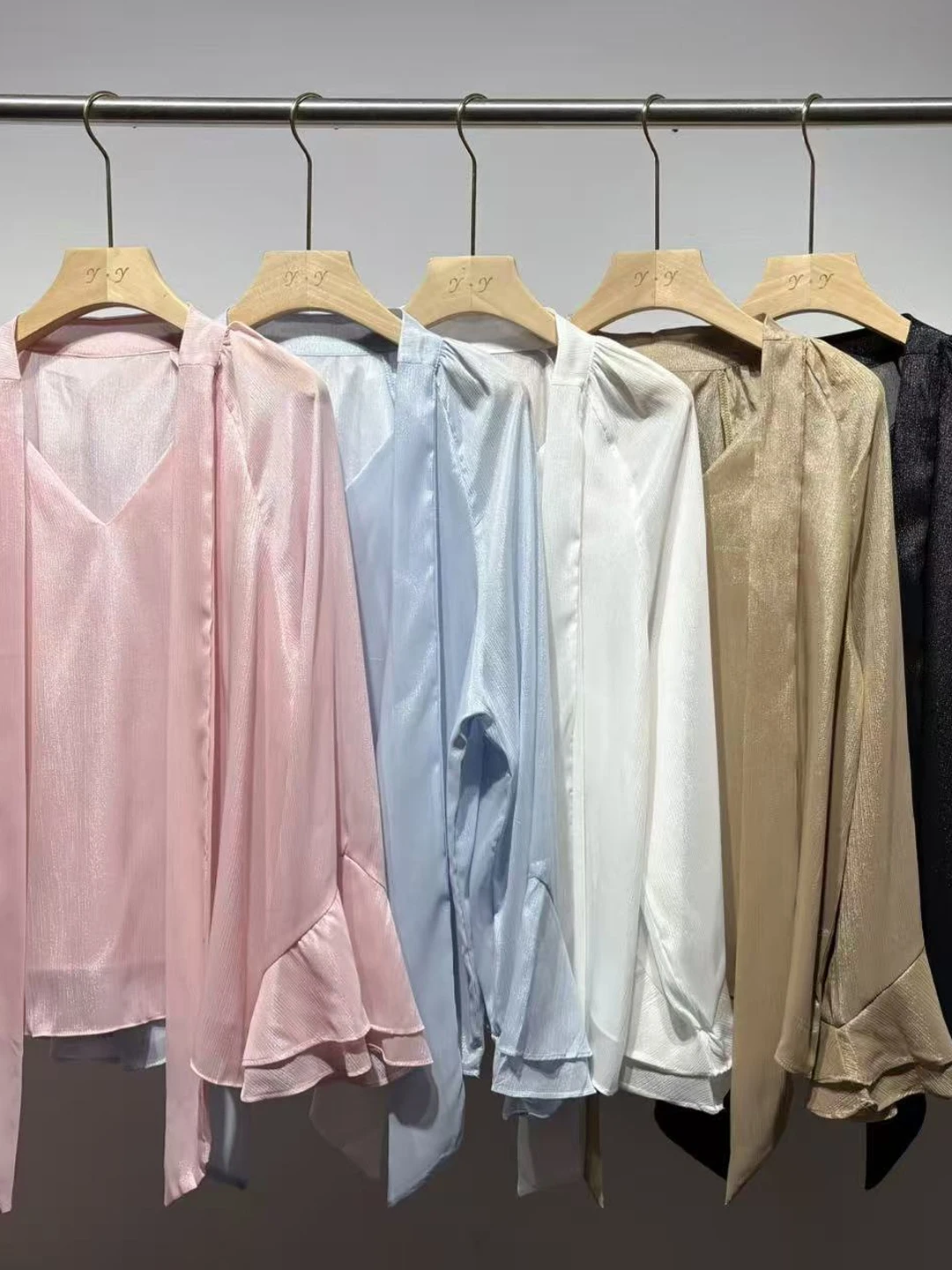 

Retro Hong Kong Sle Loose Casual V-Ne Bell Sve irt Women's Daily Commute Versatile Top Pure Color Simple Design