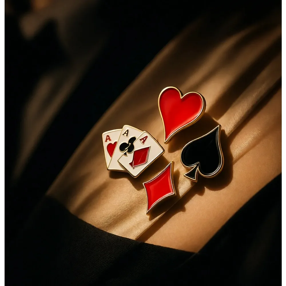 

Эмалевый значок-брошь с изображением игральных карт