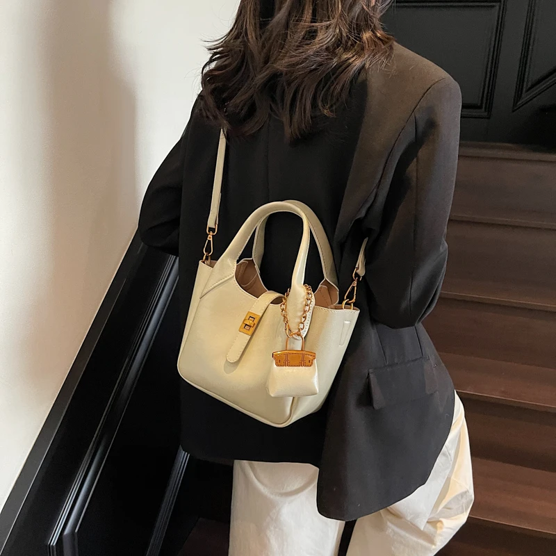 حقيبة كروس للسيدات ذات علامة تجارية فاخرة حقيبة كتف جلدية بتصميم عتيق للنساء للاستخدام اليومي العصري