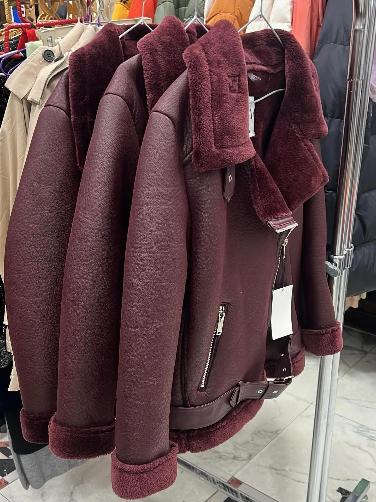 سترة نسائية دافئة من الفرو الصناعي من Suninheart مع حزام ملابس الشارع الشهير سترة نسائية عصرية لراكبي الدراجات النارية معطف سميك وسحاب ملابس خارجية شتوية