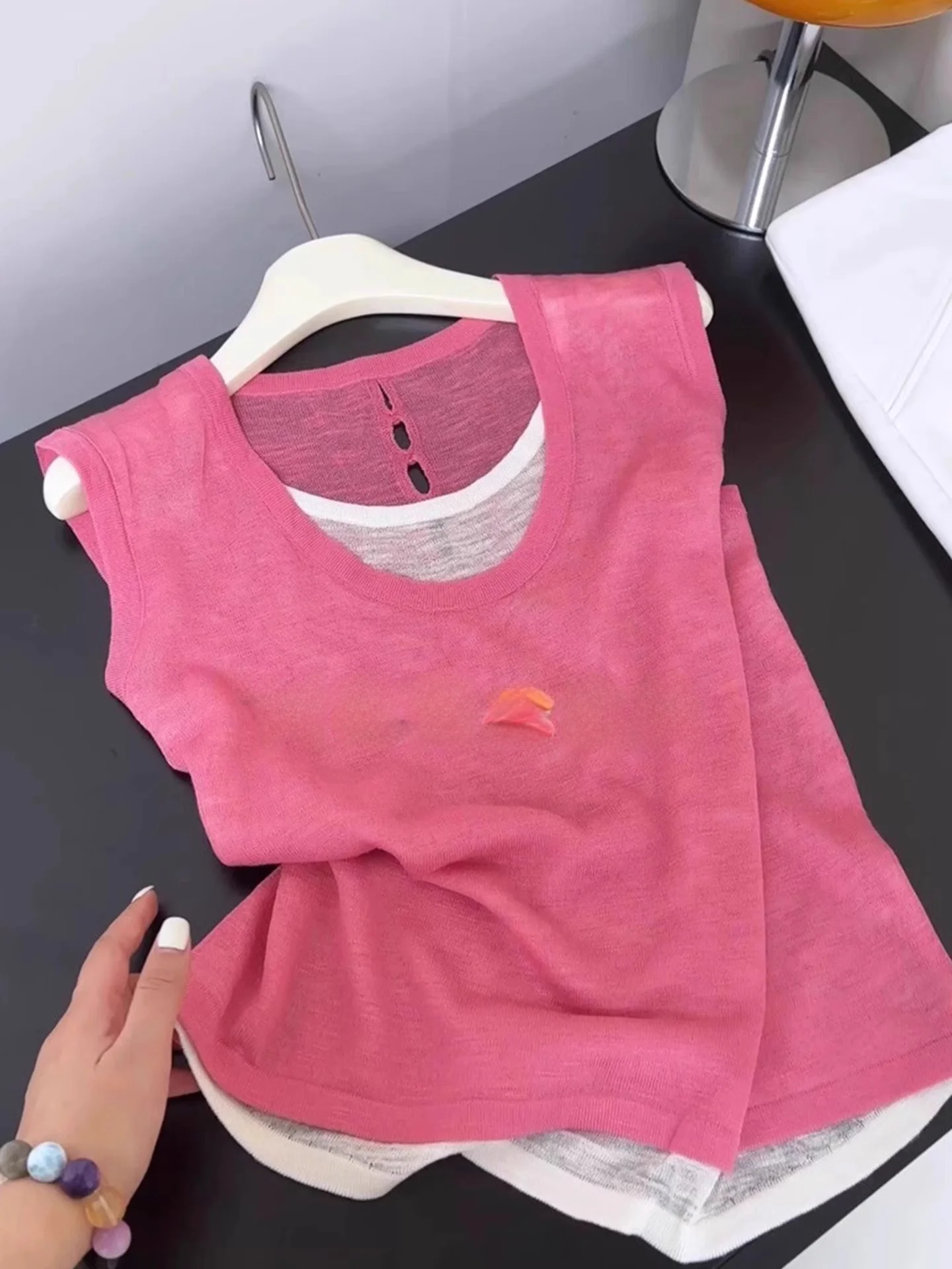 

High-End European Sle Color Blo Bal Svel Knitted Vest Summer 2025 Women's Korean Straight Cut Hollow out Top