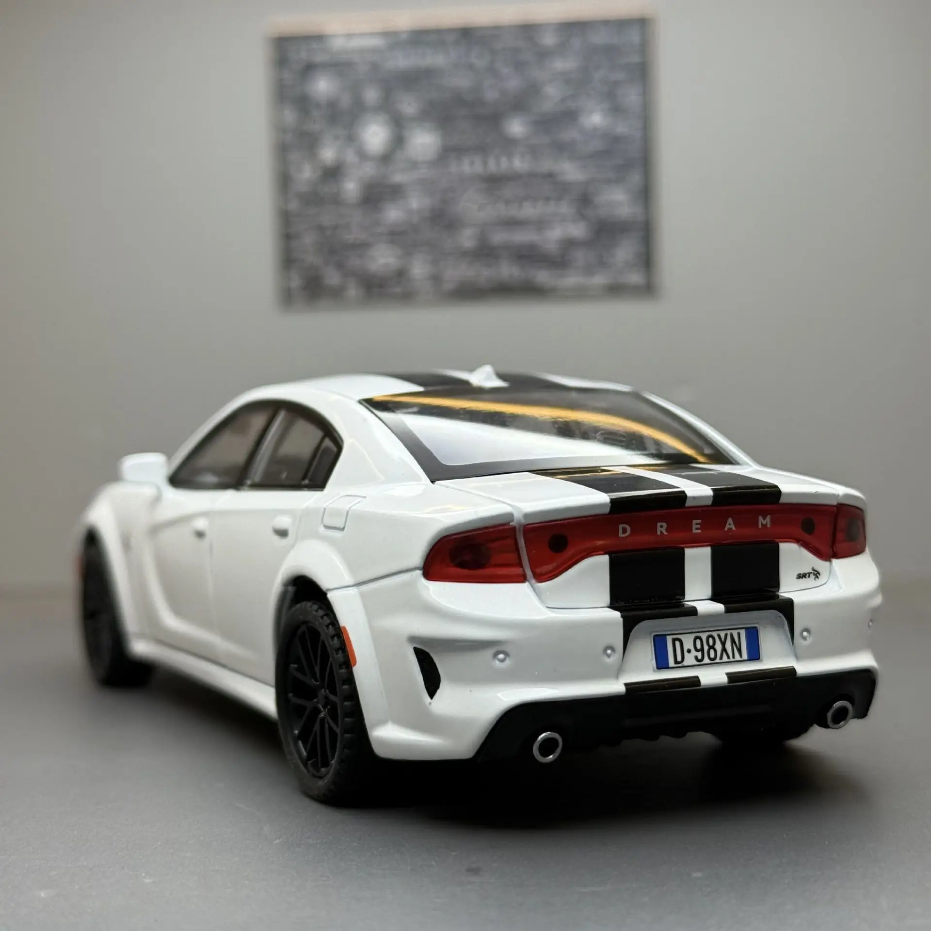 1:32 Neuer Warhorse-Sportwagen mit Ton und Licht, zurückziehbares Kinderspielzeugauto, Tonmodell, Desktop-Ornament, Geschenk