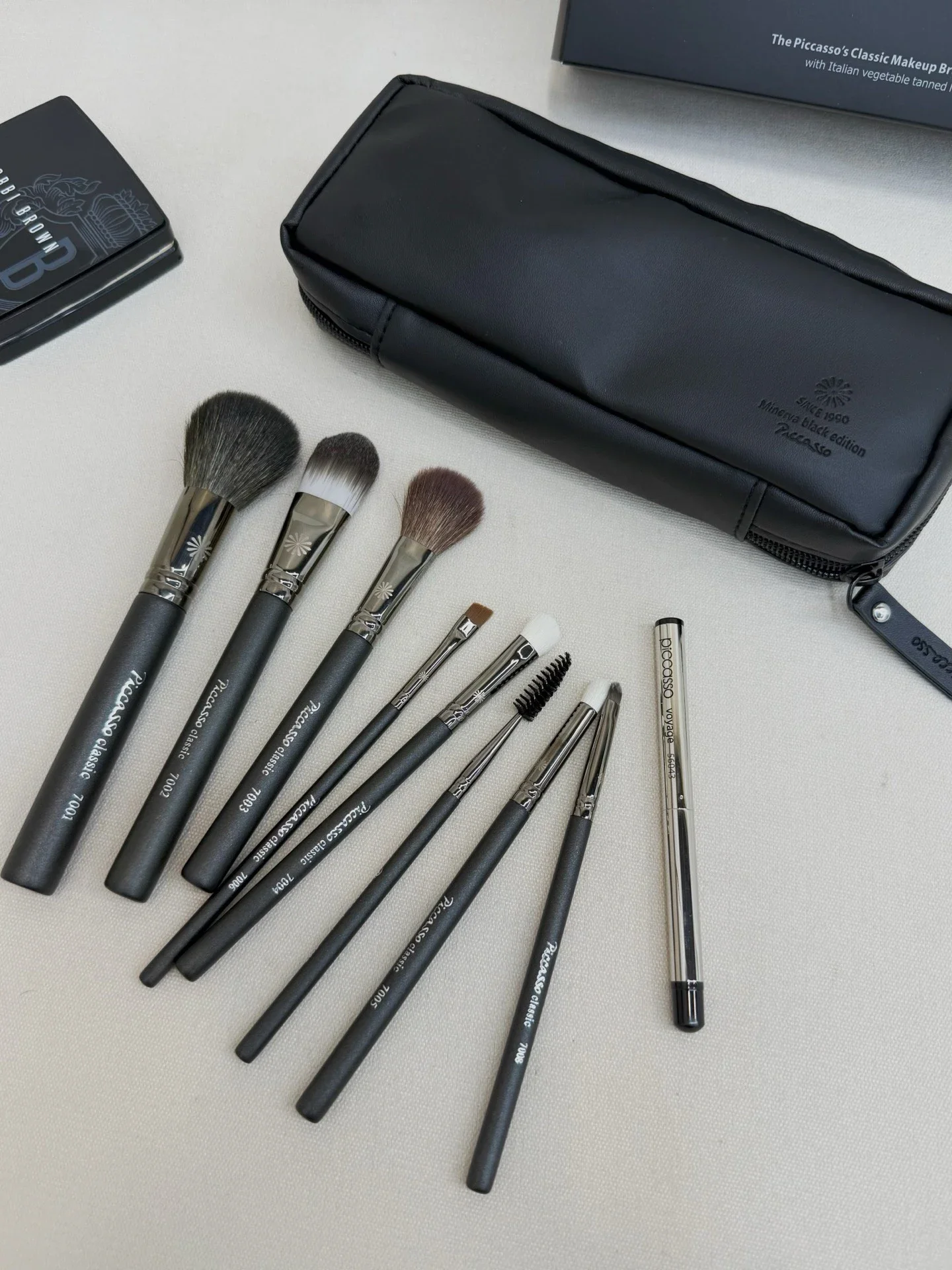 Von nackten Aquarellen bis hin zu reichhaltigen Ölen, dieses Pinselset hat alles, was Sie für ein luxuriöses Geschenk benötigen, hochwertige Make-up-Pinsel