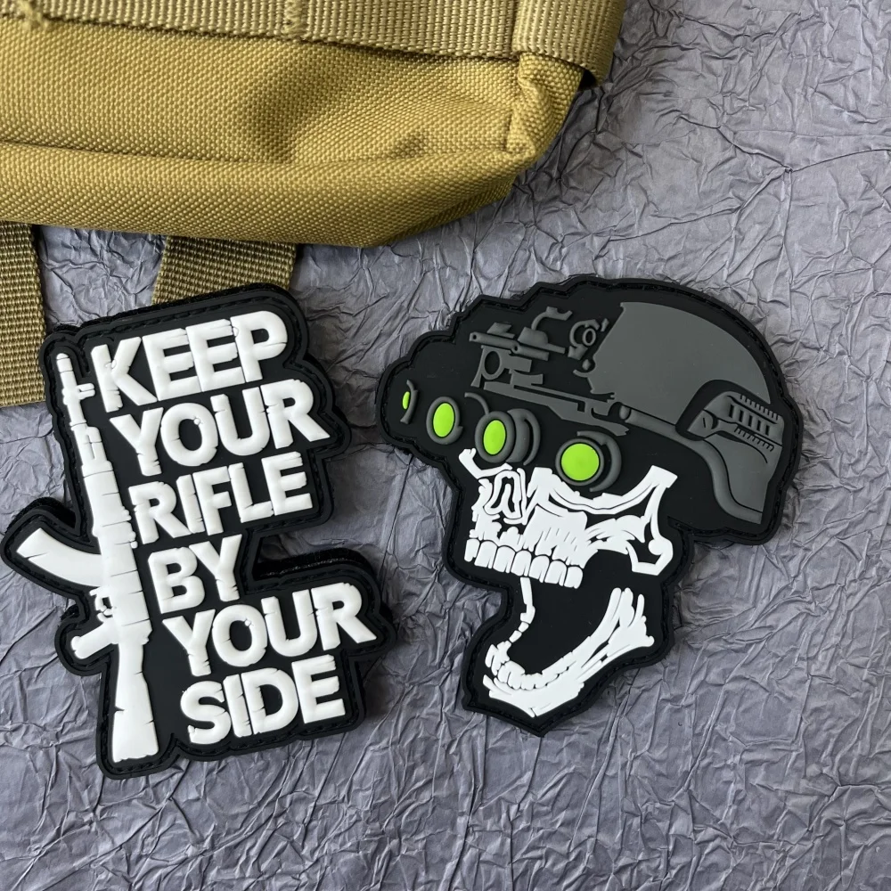 “Keep Your By Your Side“ Skull Gun Patch Pvc Clorhing Stickers Military Tactical Patches Backpack Hook and Loop Badges Applique