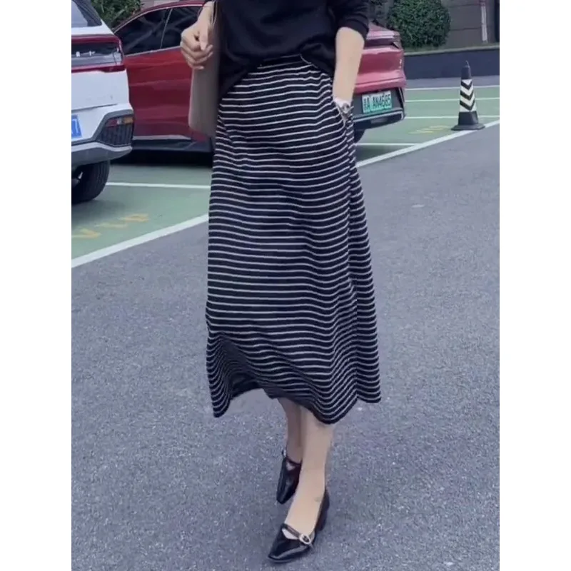 Zwart gestreepte losse lange rok dames 2025, nieuwe modieuze westerse stijl, eenvoudige, veelzijdige rechte rok