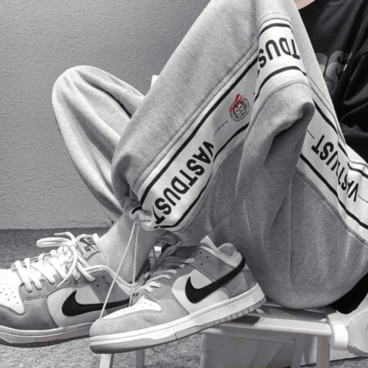 

2025 New Men Pant Casual Sweat Pants Solid Color Loose Drawstring Wide-leg Letter Trouser Fashion Straight Casual Pants for Men