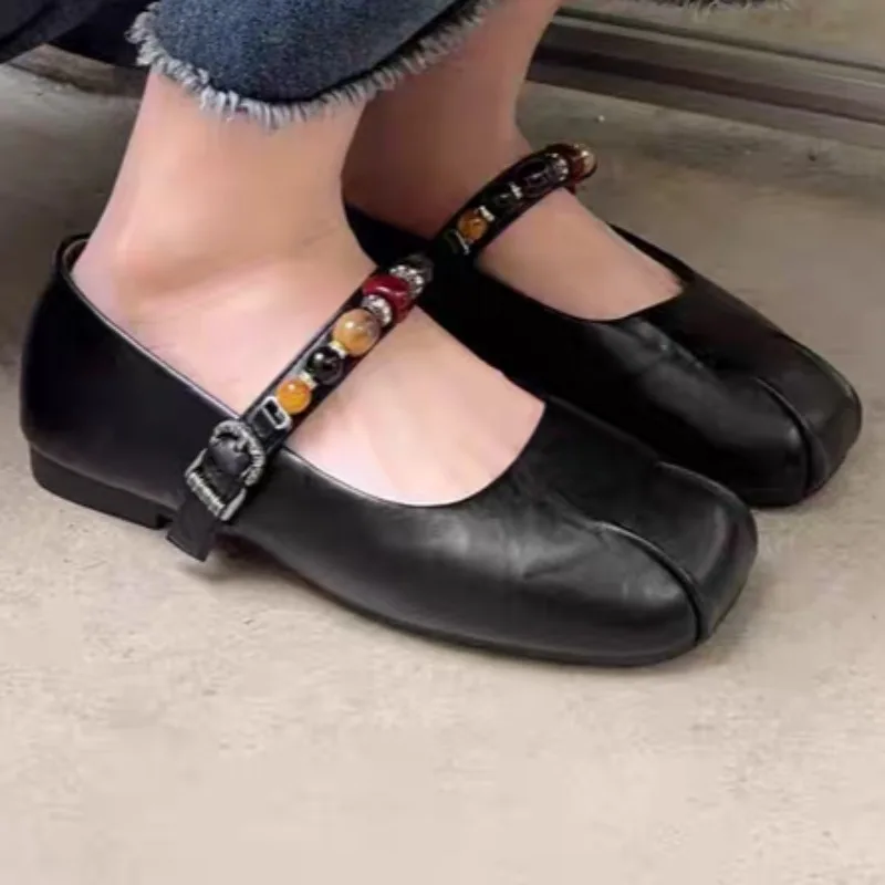 

2025 г. Женские весенние новые кожаные дизайнерские туфли на плоской подошве с круглым носком в этническом стиле, элегантные туфли Мэри Джейн, роскошные лоферы с пряжкой из драгоценных камней