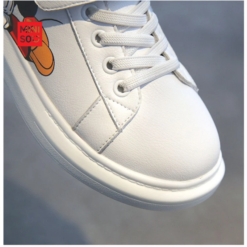 أحذية Miniso 2025 ميكي ماوس للفتيات، أحذية رياضية بيضاء من الجلد الطبيعي للأطفال على الطراز الكوري ملابس غير رسمية