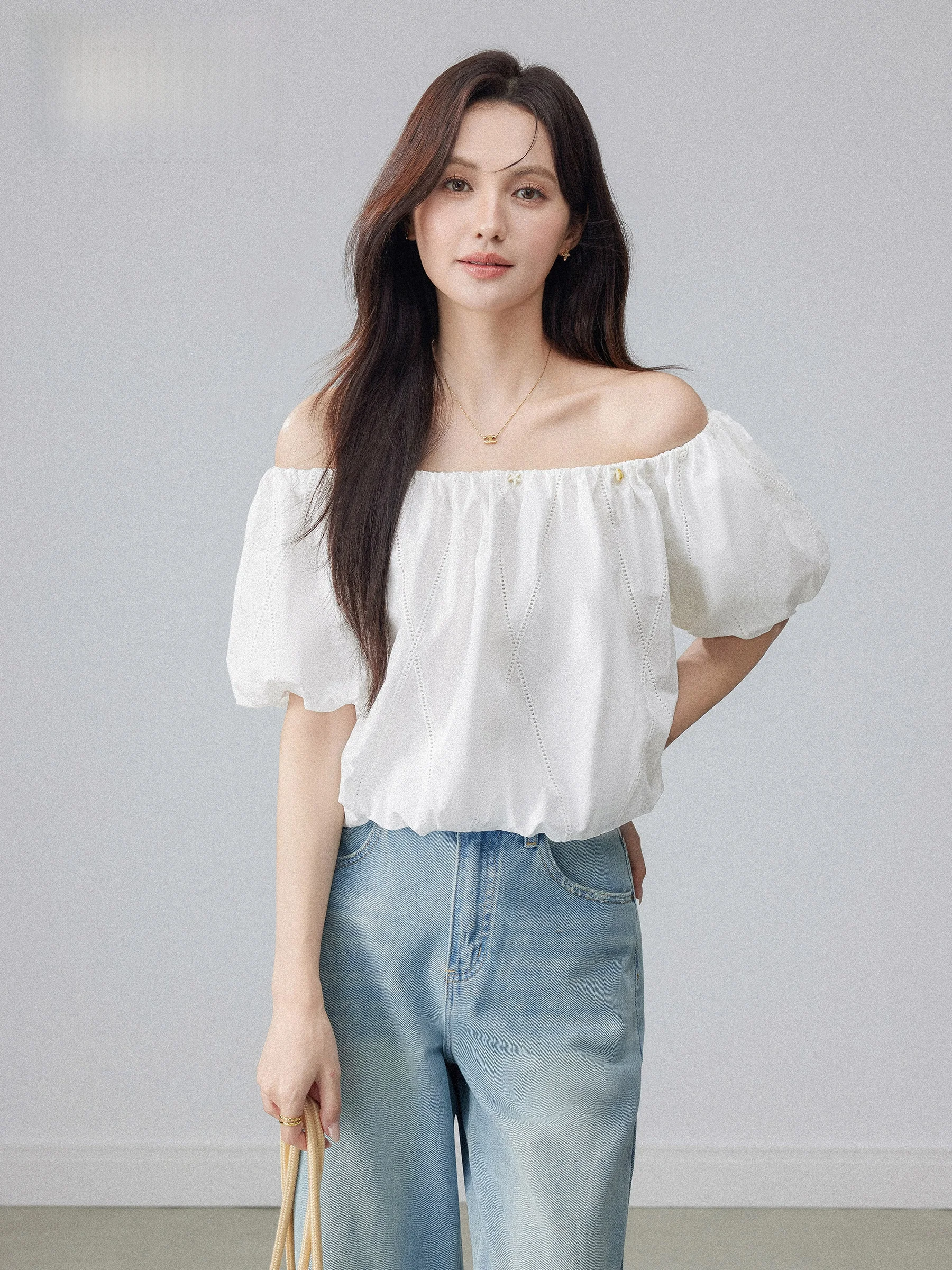 

Белая женская летняя блузка с одним открытым плечом и рукавами-фонариками в корейском стиле, универсальный топ для повседневной носки