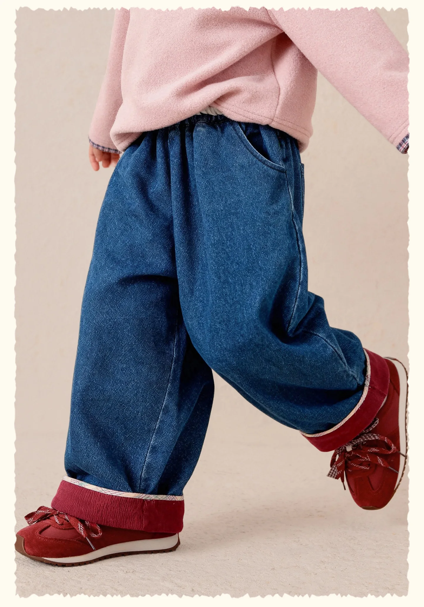 Amila 2026 Herbst Neue Kinder-Jeanshose mit Umschlagbündchen, Vintage-Waschung, gerolltem Saum, weitem Bein, weich, vielseitig für den Alltag – Detail 9