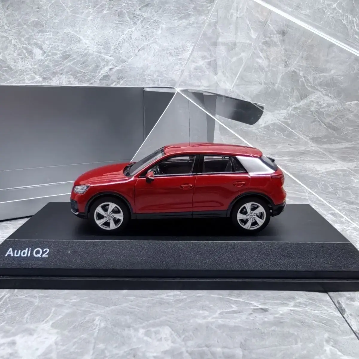 About 10 Cm, Normal Person Ornament, Original 1/43 Audi AUDI Q2 Alloy Car Model