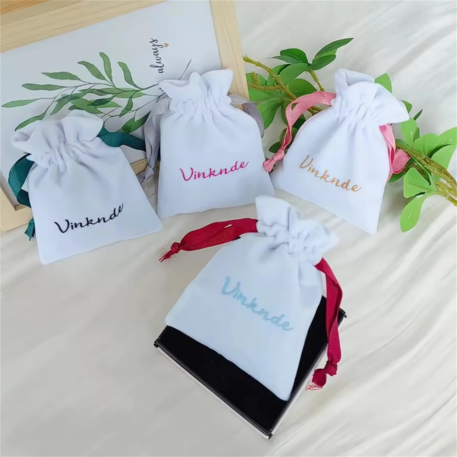 Borsa con coulisse in velluto verde erba Collana con orecchini piccoli Profumo Confezione cosmetica Custodia regalo Logo personalizzato Bomboniera