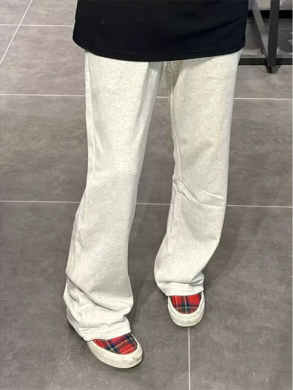 

Мужские спортивные брюки Cleanfit серо-белые с цветочным принтом, в американском ретро-стиле, свободного кроя, расклешенные, прямые штанины, весна-осень