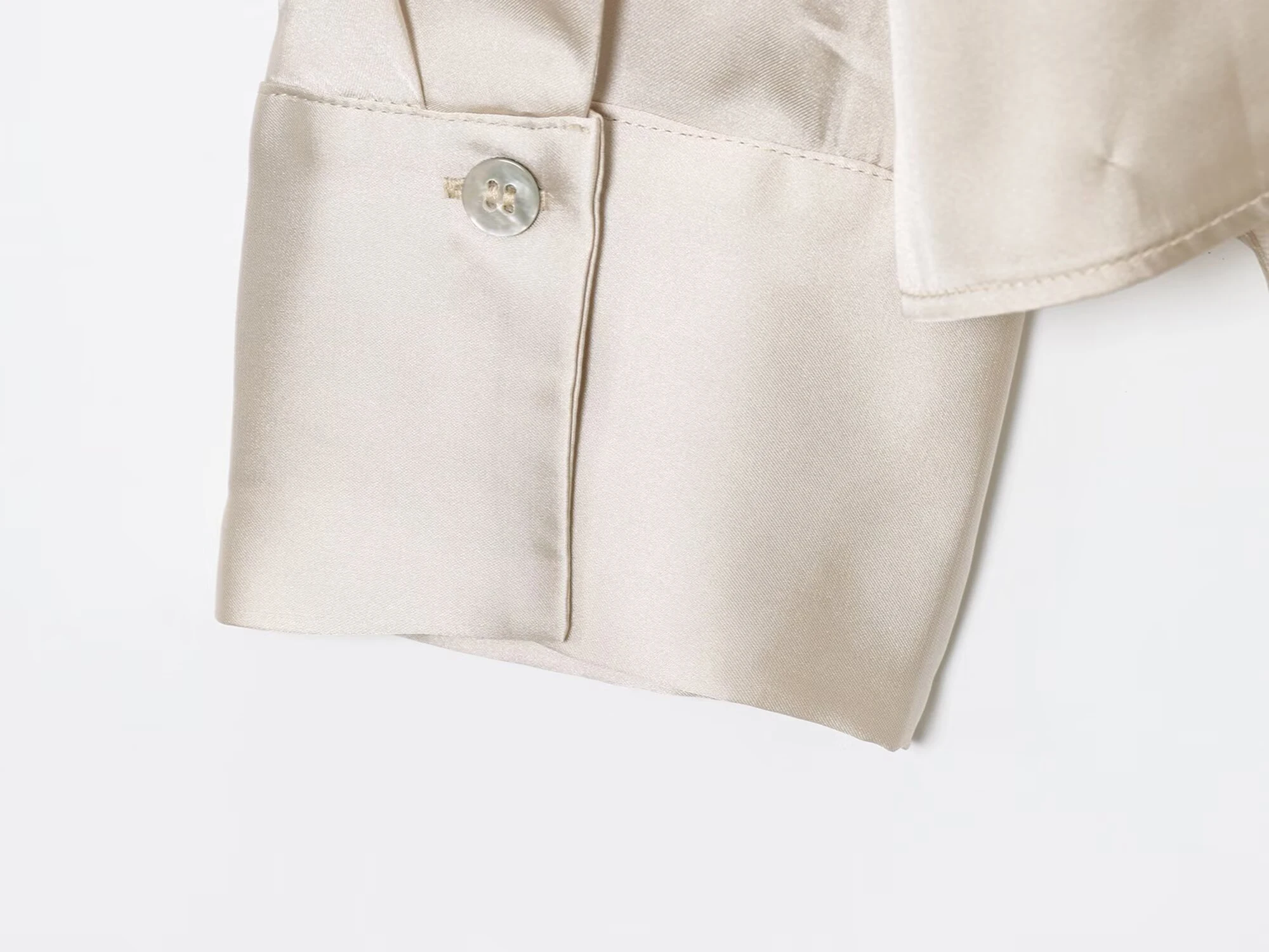 เสื้อเชิ้ตแขนยาวสไตล์ยุโรปและอเมริกา รุ่นใหม่ล่าสุดสำหรับฤดูใบไม้ร่วง ดีไซน์ผูกโบว์เก๋ๆ เนื้อผ้าซาตินไหม ให้ลุคสบายๆ แต่ดูดี มีสไตล์