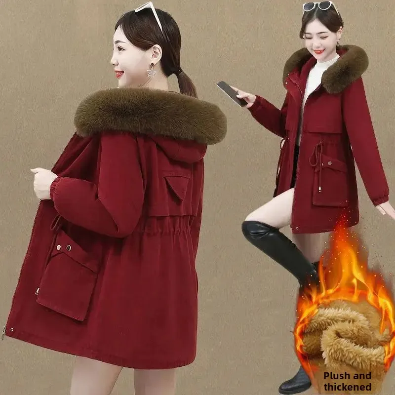 Zimní fleecová bunda v novém stylu pro ženy, bavlněná bunda s kožešinovým límcem, stahující pas, zeštíhlující teplý kabát střední délky, parka - náhled 3