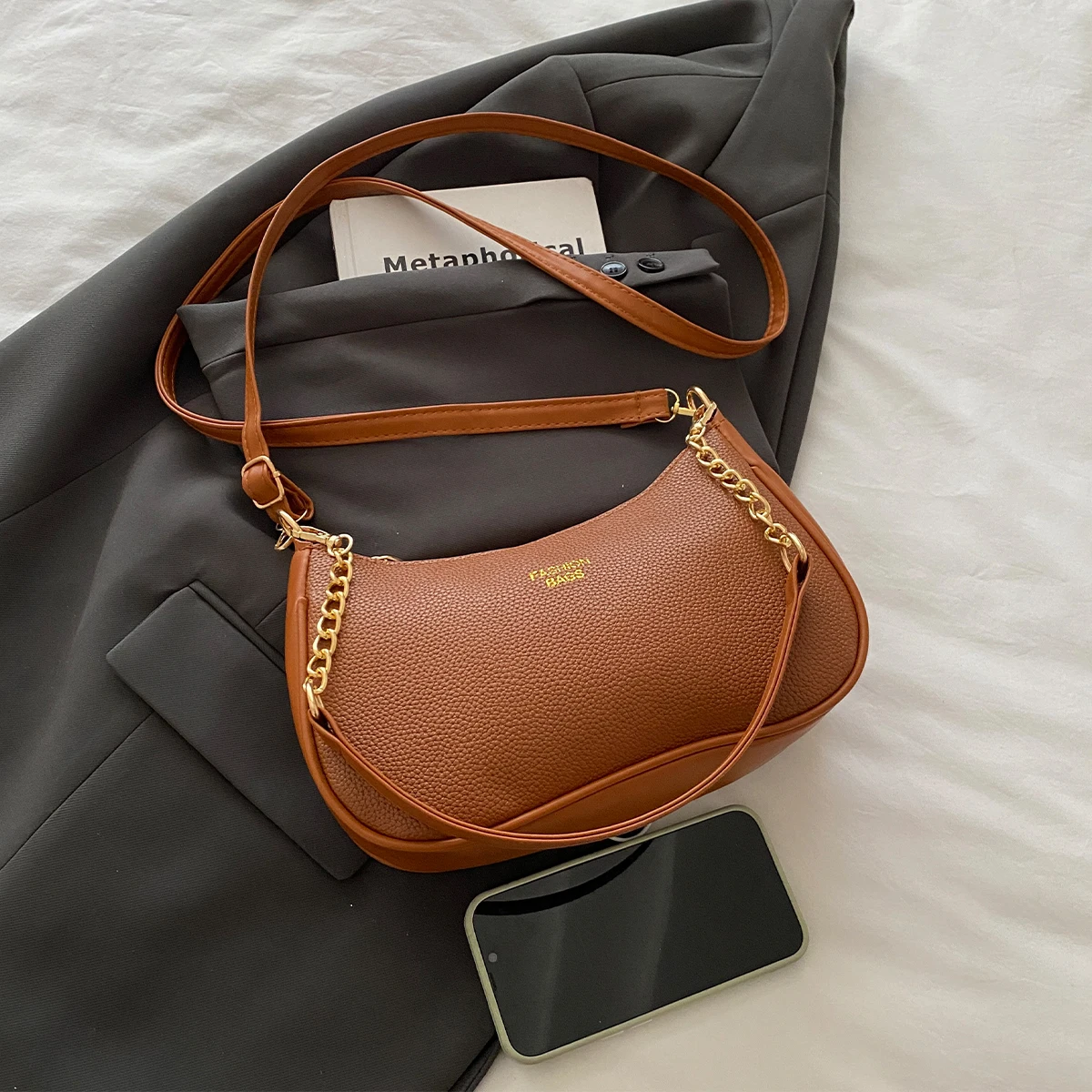 

Женская модная сумка на плечо для ежедневных поездок с текстурой гальки и логотипом, большая вместимость, из искусственной кожи, водостойкая молния, регулируемый ремень