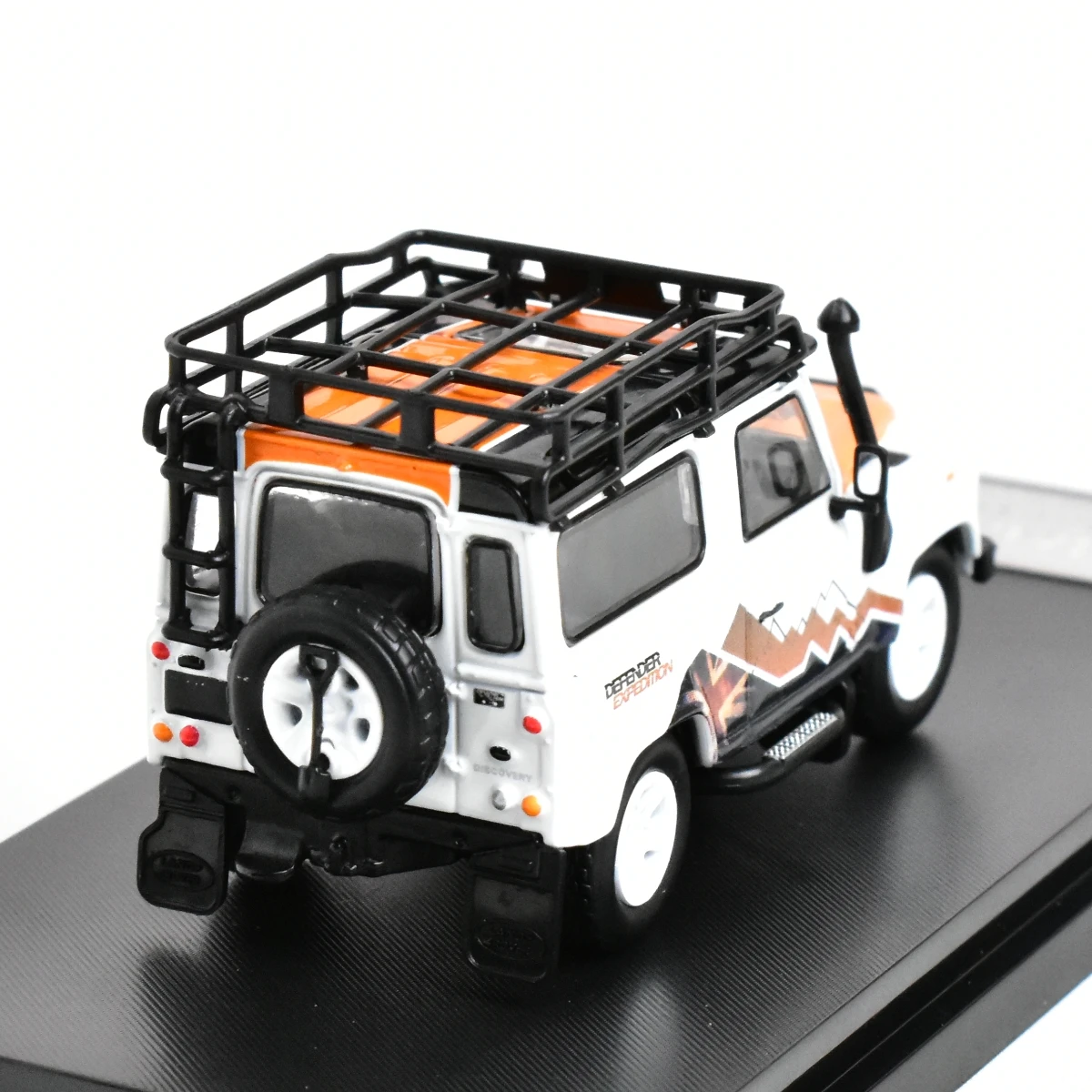 

Master 1:64 Awesome The Defender 90 Display Diecast Model Car