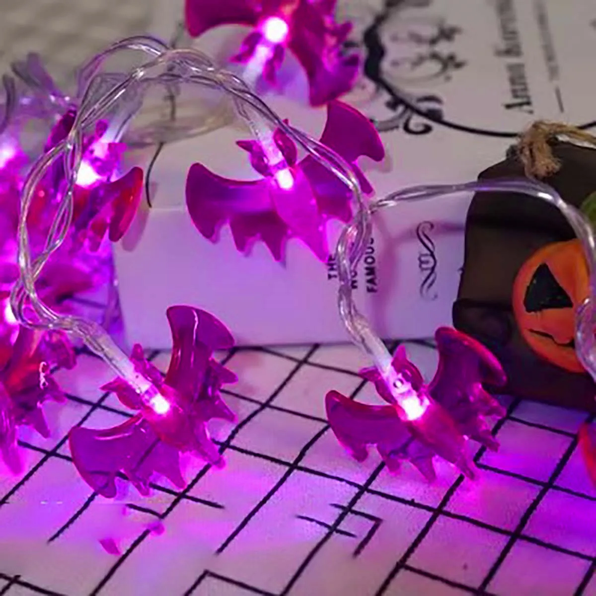 할로윈 보라색 박쥐 랜턴 문자열 공포 요소 배열 분위기 LED 다채로운 조명 유령 축제 장식으로 가득 차 있음
