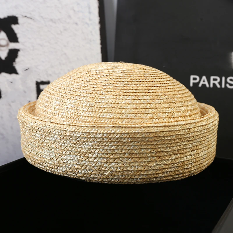 2025 جديد الصيف المنسوجة يدويا 100% القش قبعة المرأة الطبيعية قبعة الشمس دائرة مقعر قبعة القش الكنيسة ديربي قبعة للشاطئ