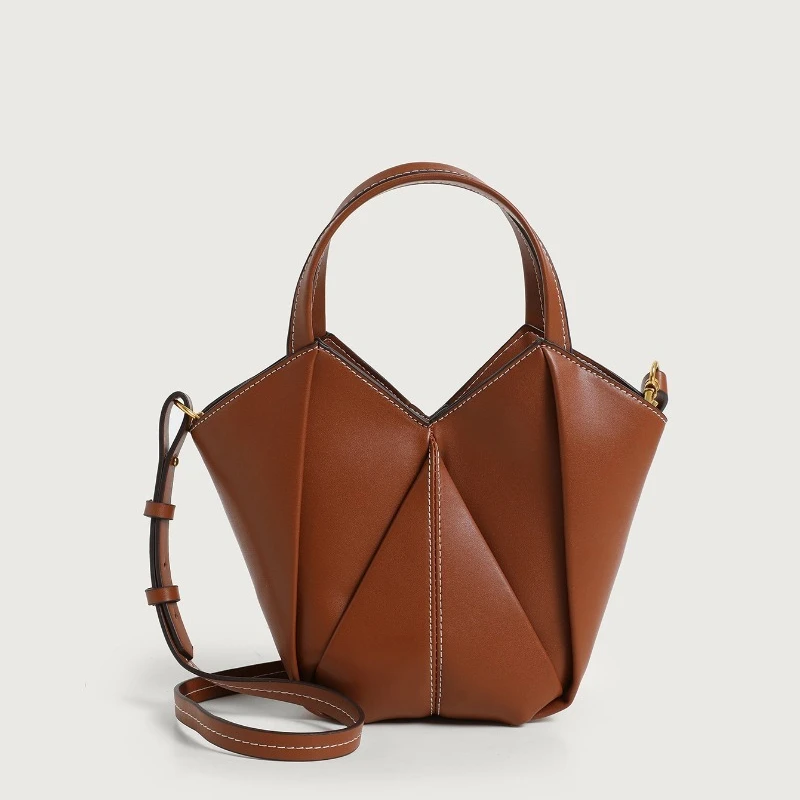 Popular Classic Women's Tote Bags In Luxurious Leather, Roomy Main Section And Side Pockets, Perfect For Shopping Or Beach