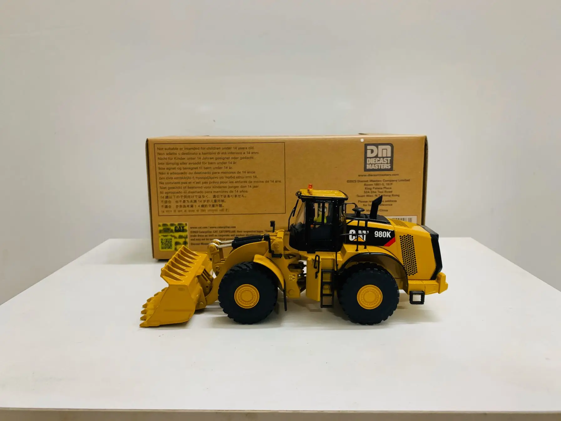 DM 980K Wheel Loader-Rock Configuration 1/50 Scale By Diecast Masters 85296