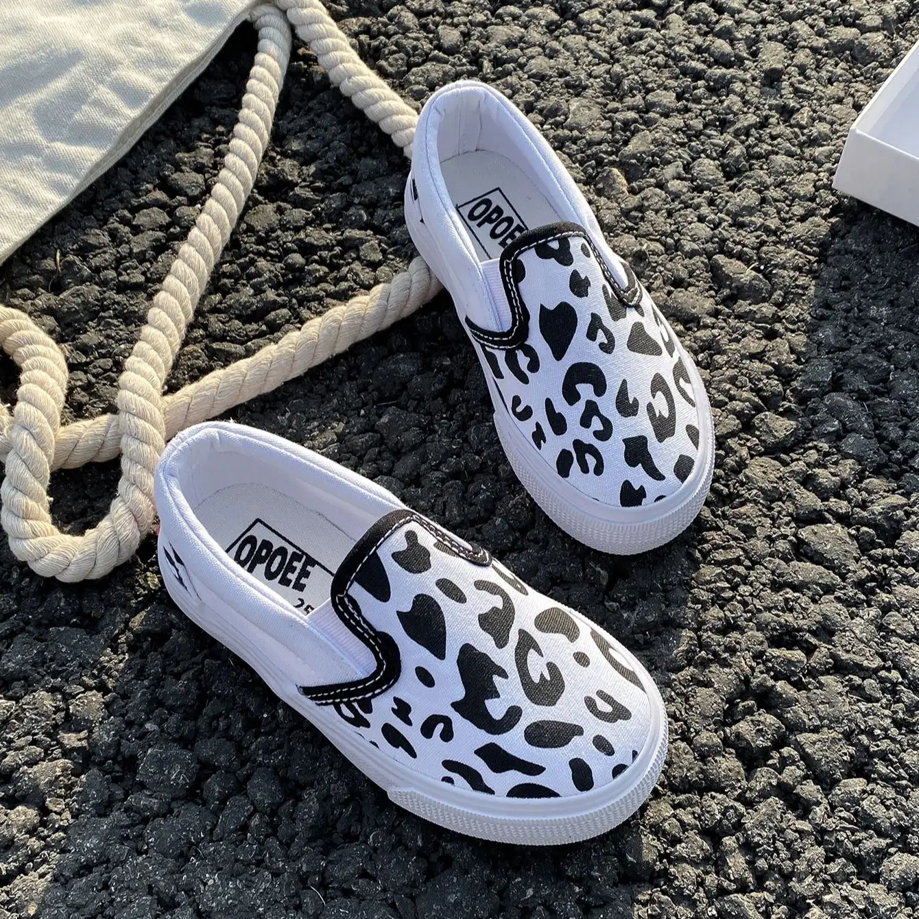1021 OPOEE Children\'s Soft Sole Breathable Canvas Shoes Korean Edition Footboard Shoes Fashion Children\'s Shoes Walking Shoes