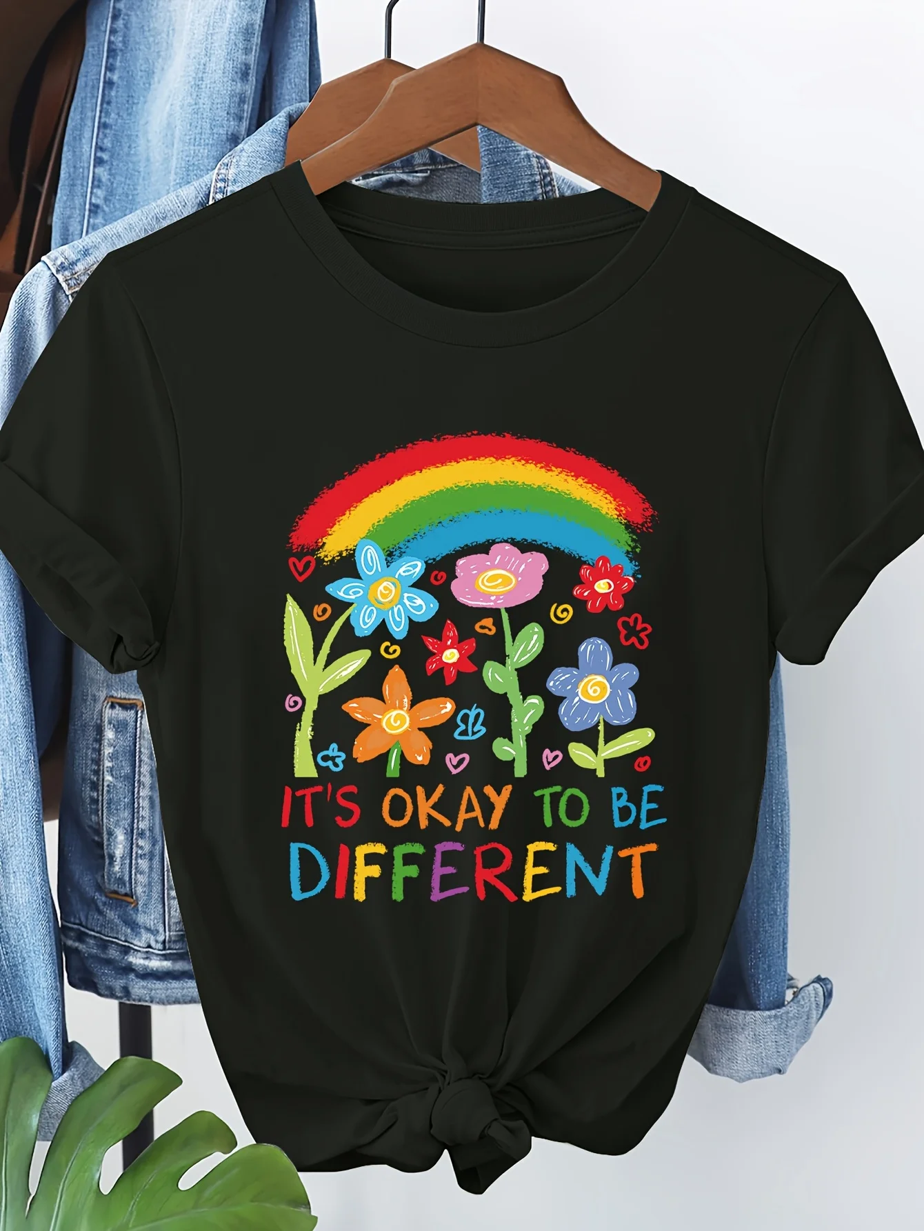 T-shirt à manches courtes et col rond pour femme, imprimé graphique floral arc-en-ciel, avec lettres « It's Okay To Be Different », décontracté, pour l'été