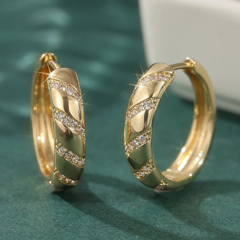 جديد كلاسيكي KC ذهبي اللون جولة العصرية الاصطناعية الأبيض مكعب زركونيا المشاركة حفل زفاف هوب أقراط للنساء مجوهرات