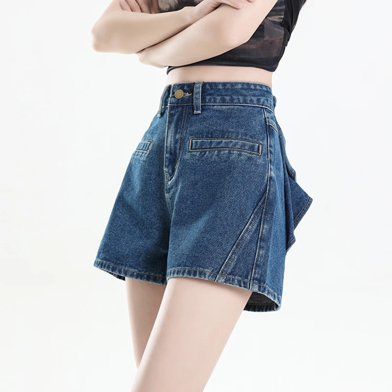 Pantaloncini di jeans con decorazione a fiocco in vita posteriore blu per donna Estate nuovi pantaloni corti blu a gamba larga stile ampio 2025 Nuovo stile di moda