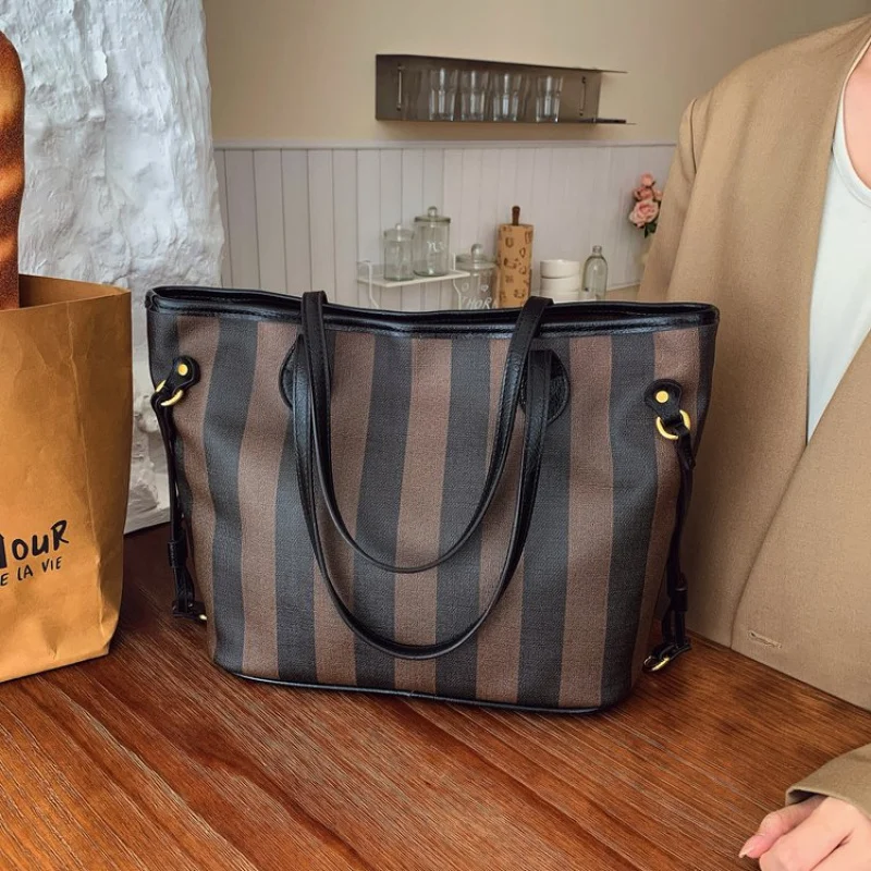 

Stylish Trendy Casual Messenger Bag For Women Commuter Large Capacity Business Leisure Minimalist Design Logo