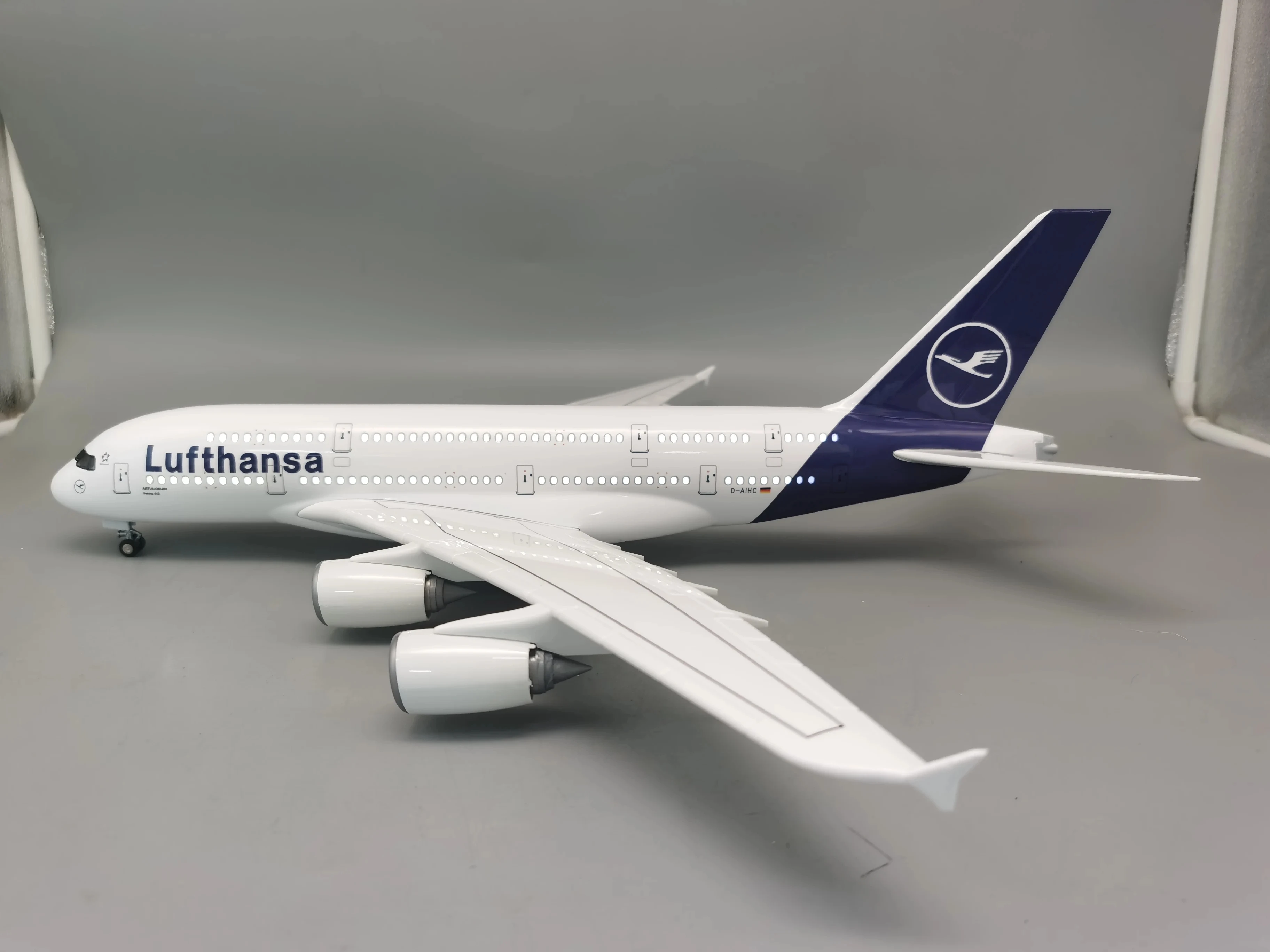 

A380 Lufthansa Airline Model with Lighting and Wheels, Die-cast Plastic Resin Airplane for Colle, 1/160 Scale