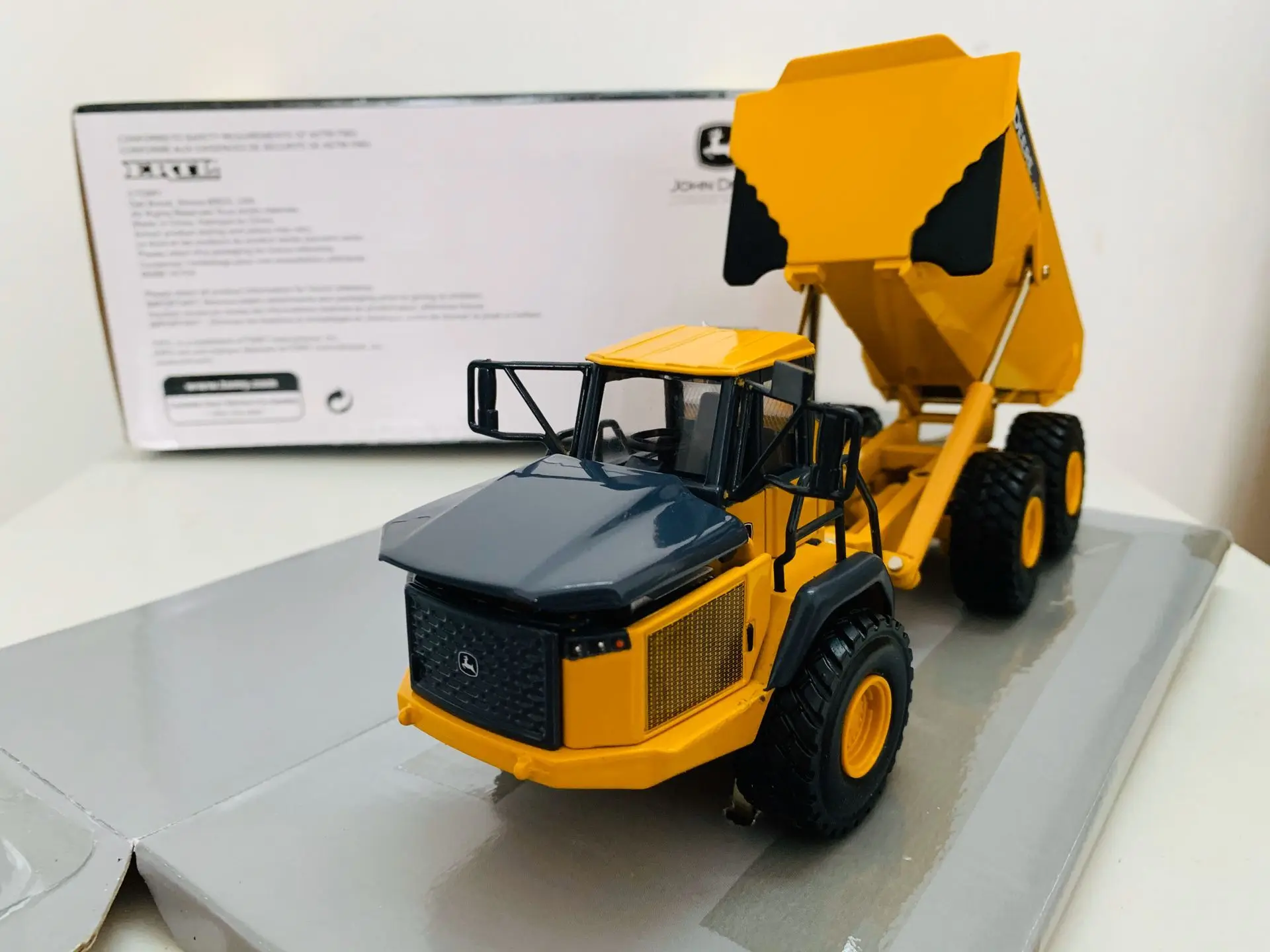 460E Articulated Dump Truck 1/50 Scale Die-Cast Model New in Box